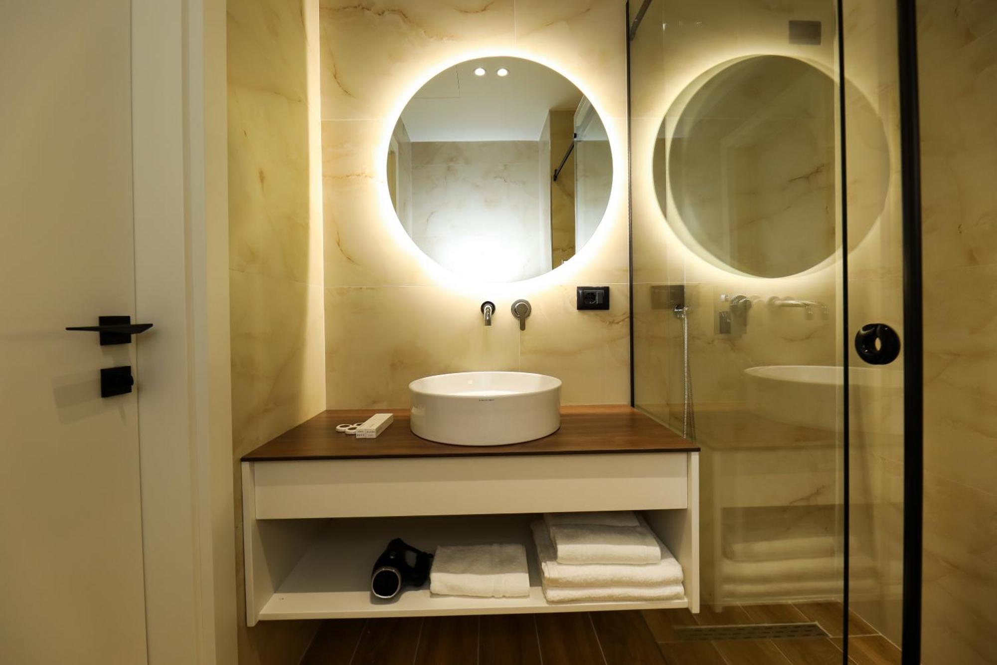 Hotel Adore วญอเรอ ภายนอก รูปภาพ
